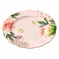 Assiette ronde 25 cm en porcelaine rose à motif floral bord festonné